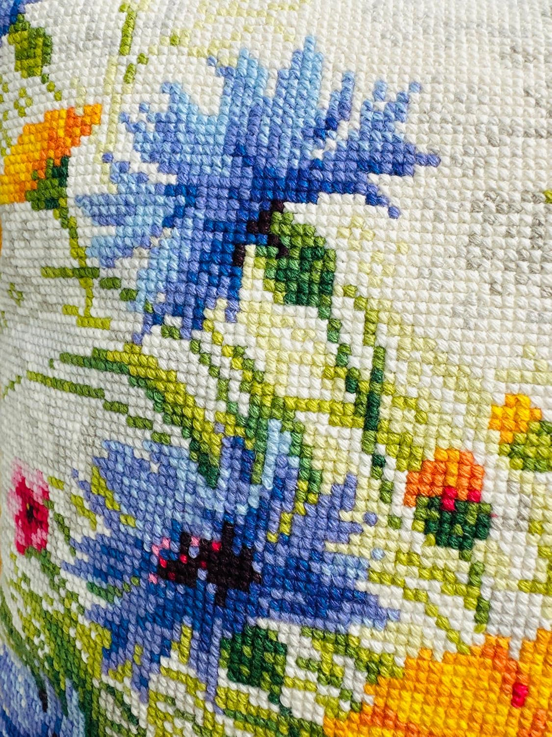 RIOLIS Stickpackung Stickbild oder Kissenplatte Blumen, gezählter Kreuzstich