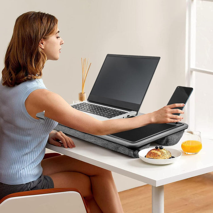 Trintion Laptop Ablage 57,5 x 30,5 x 6 cm – Grosse Laptop-Ablage mit Kissen und integriertem Mausp