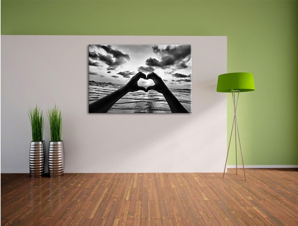 Pixxprint Monocrome, Mit Händen geformtes Herz am Meer, Format: 100x70 auf Leinwand, 100x70
