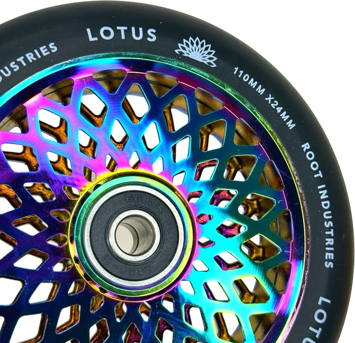 Root Industries Lotus Stunt-Scooter Rolle 110mm + Fantic26 Sticker (Neochrome/Pu Schwarz), Neochrome