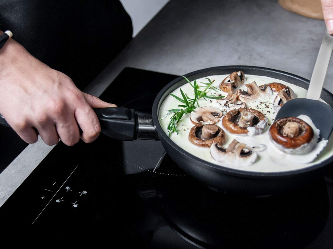 AMT Gastroguss Sauteuse/kleiner Wok, 24 cm Ø, 6 cm hoch, abnehmbarer Stiel, induktionsgeeignet, Lota