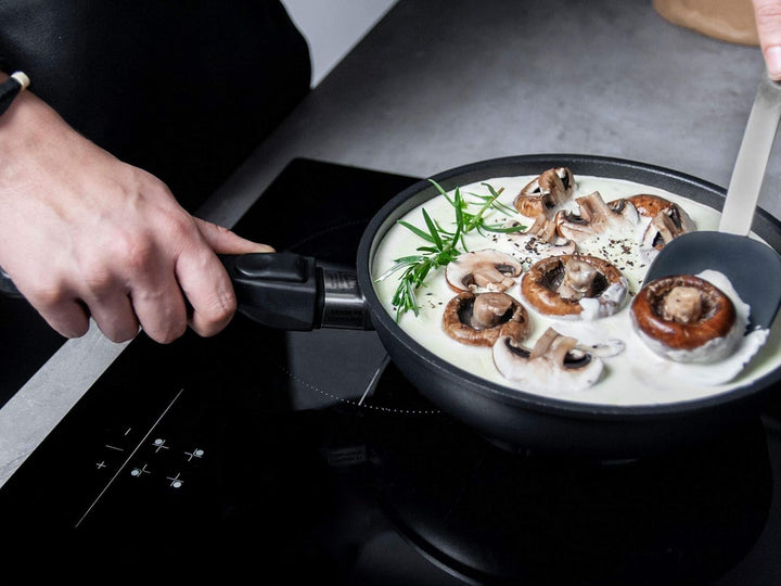 AMT Gastroguss Sauteuse/kleiner Wok, 24 cm Ø, 6 cm hoch, abnehmbarer Stiel, induktionsgeeignet, Lota