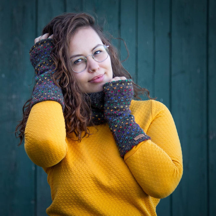 Damen Gestrickte Pulswärmer Stulpen Modell Ines regenbogen Mittelgrau, Mittelgrau