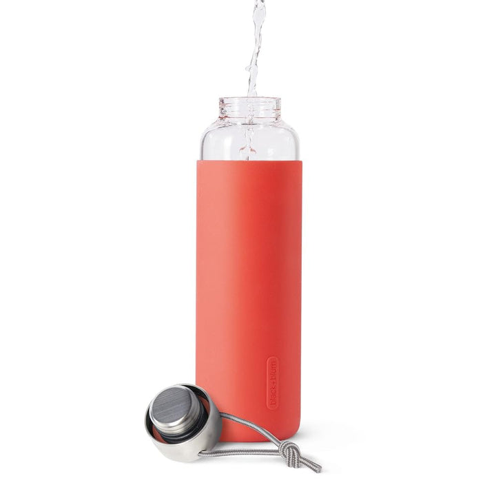 Black+Blum Wasserflasche Glas | Koralle | 600 ml | Edelstahldeckel mit Trageschlaufe | Silikonschutz