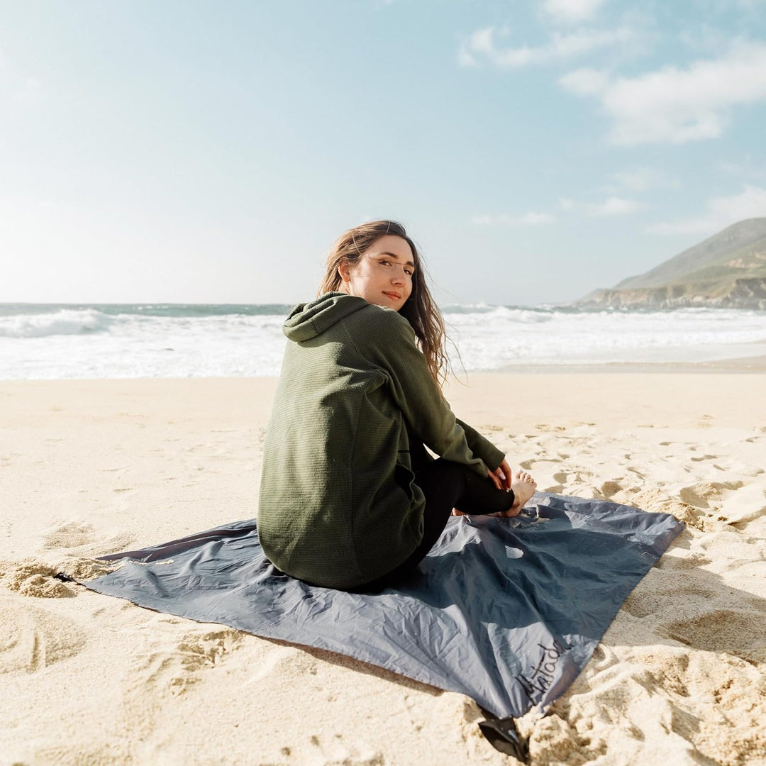 MATADOR Pocket Blanket 4,0 - Schwarz (Sitzplätze 2-4); Ultraleicht Picknickdecke mit Pflöcken; Faltb