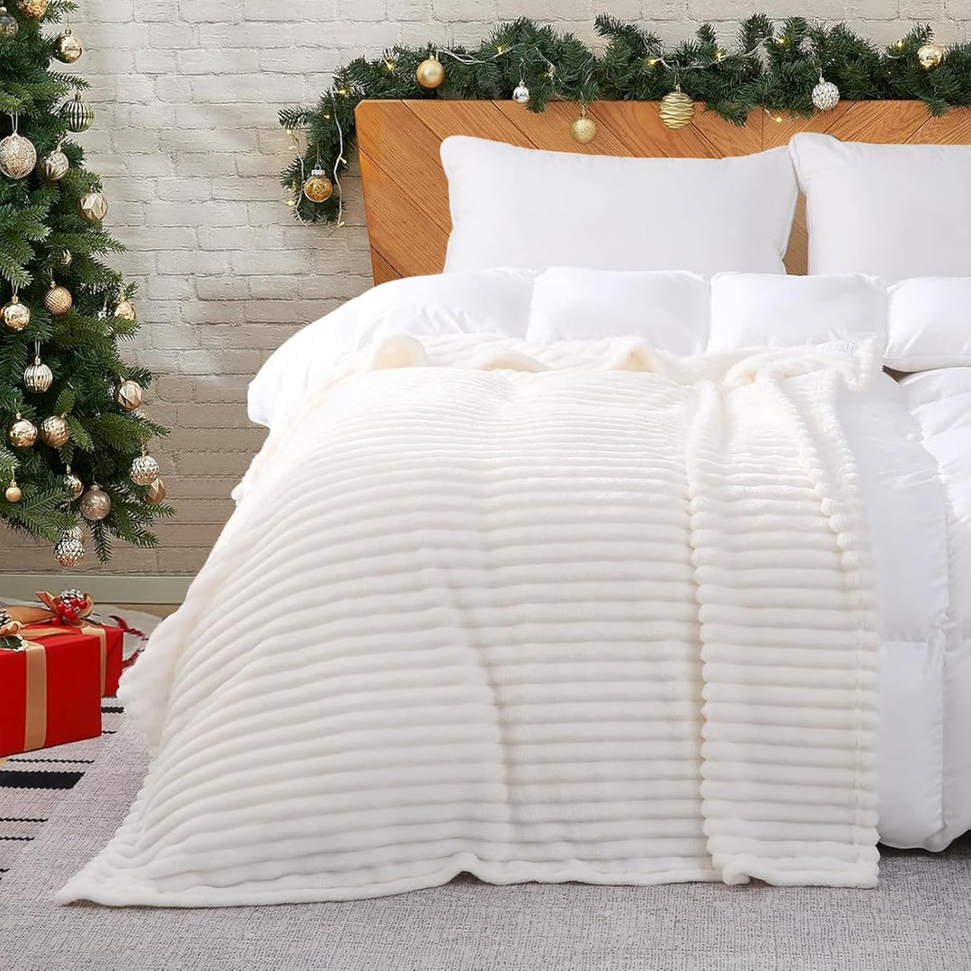 QOFLY Soft Kuscheldecke weiss 150x200 cm Geschenkverpackung Hochwertige, Flauschige Fleecedecke als