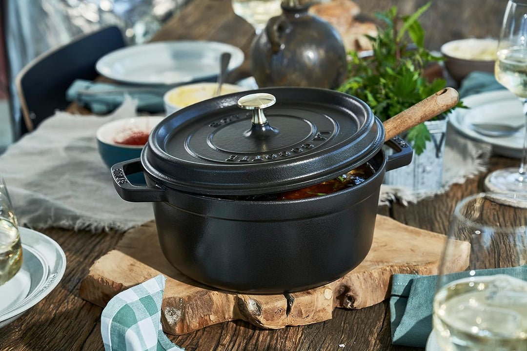 STAUB Gusseisen Bräter/Cocotte, Rund 28 cm, 6,7 L, Aromaregen Funktion, Für alle Herdarten geeignet,