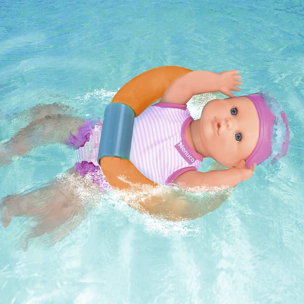 NENUCO - Schwimmende Puppe | Bewegt Beine im Wasser, Wasserbeständig, Inklusive Schwimmring - Für Ki