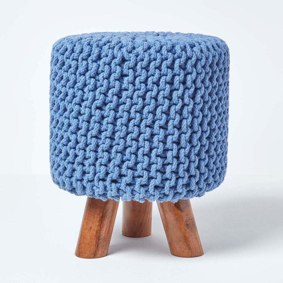 Homescapes Kleiner runder Strick Sitzhocker mit Holzbeinen, Blauer Fusshocker 32 x 32 x 42 cm, Stric