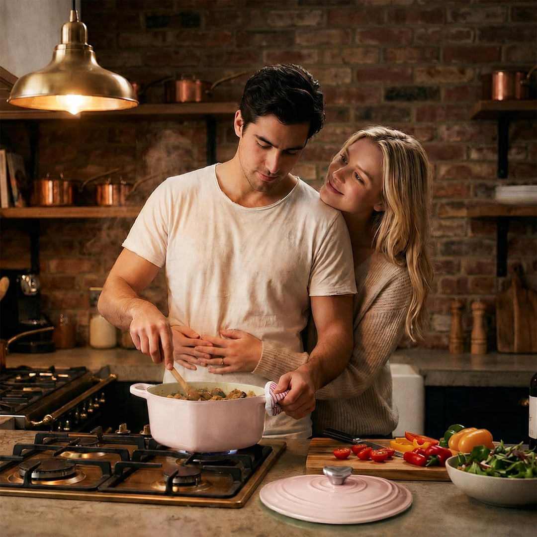 OVERMONT Herzförmiger Bräter aus emailliertem Gusseisen, 1,89 L,Ballettrosa | Mit Deckel &amp; Kochbuch,
