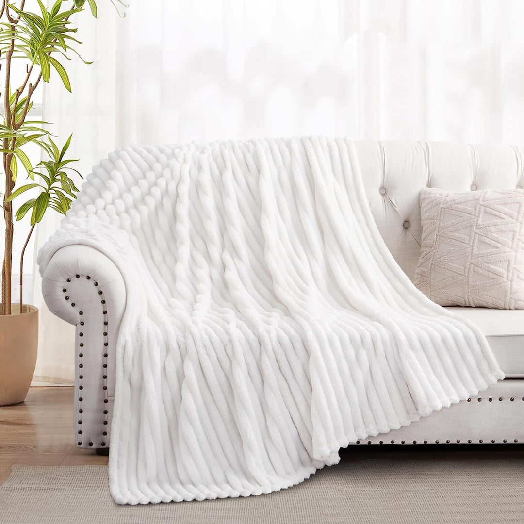 RUIKASI Kuscheldecke Flauschig Decke Weiss - 150x200cm Fleecedecke Sofadecke Couchdecke für Wohnzimm