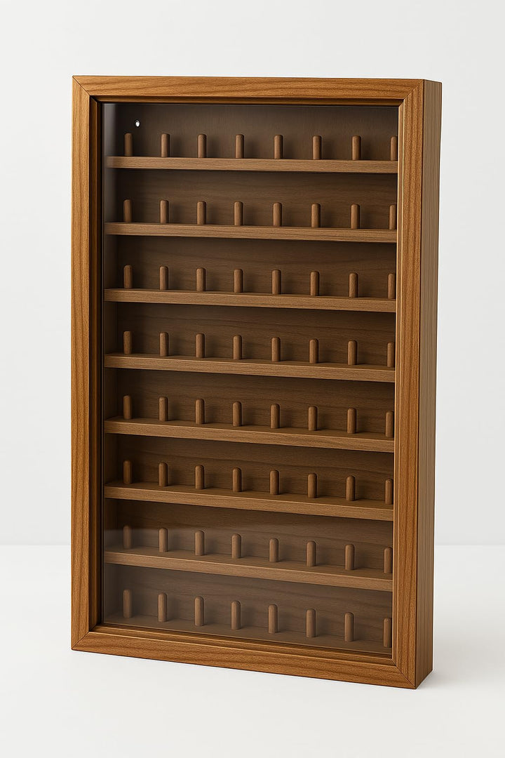 Vitrine Fingerhut-Kollektion, Eichenlack, verschiedene Grössen, 64 Fingerhüte 64 DEDALES, 64 DEDALES