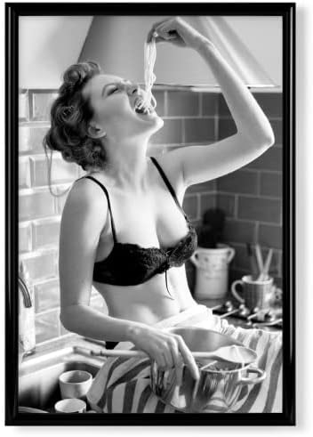 artboxONE Poster mit schwarzem Rahmen 45x30 cm Essen &amp; Trinken Spaghetti Lover - Bild Woman Essen Fe