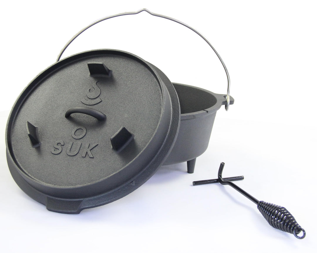 SOUK ONE Dutch Oven Set - Eingebrannter Gusstopf mit Füssen Feuertopf aus Gusseisen mit praktischem