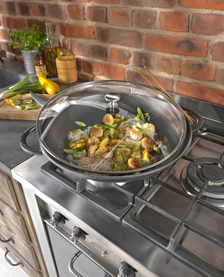 STAUB Gusseisen Wok mit Glasdeckel, rund 37 cm, graphitgrau 37 cm Graphitgrau, 37 cm Graphitgrau