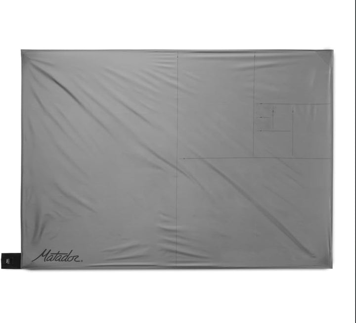 MATADOR Pocket Blanket 4,0 - Schwarz (Sitzplätze 2-4); Ultraleicht Picknickdecke mit Pflöcken; Faltb