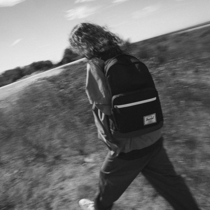 Herschel Rucksack Freizeitrucksack mit Laptopfach Pop Quiz Backpack 25 L Raven Crosshatch grau Stand