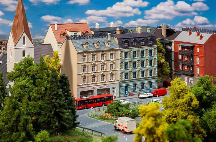 Faller Stadthäuser mit Elektrofachgeschäft