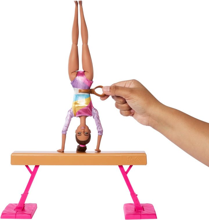 Barbie Turnspass-Spielset - über 10 thematisch passenden Teilen für siegreiche Geschichten, bunt sch