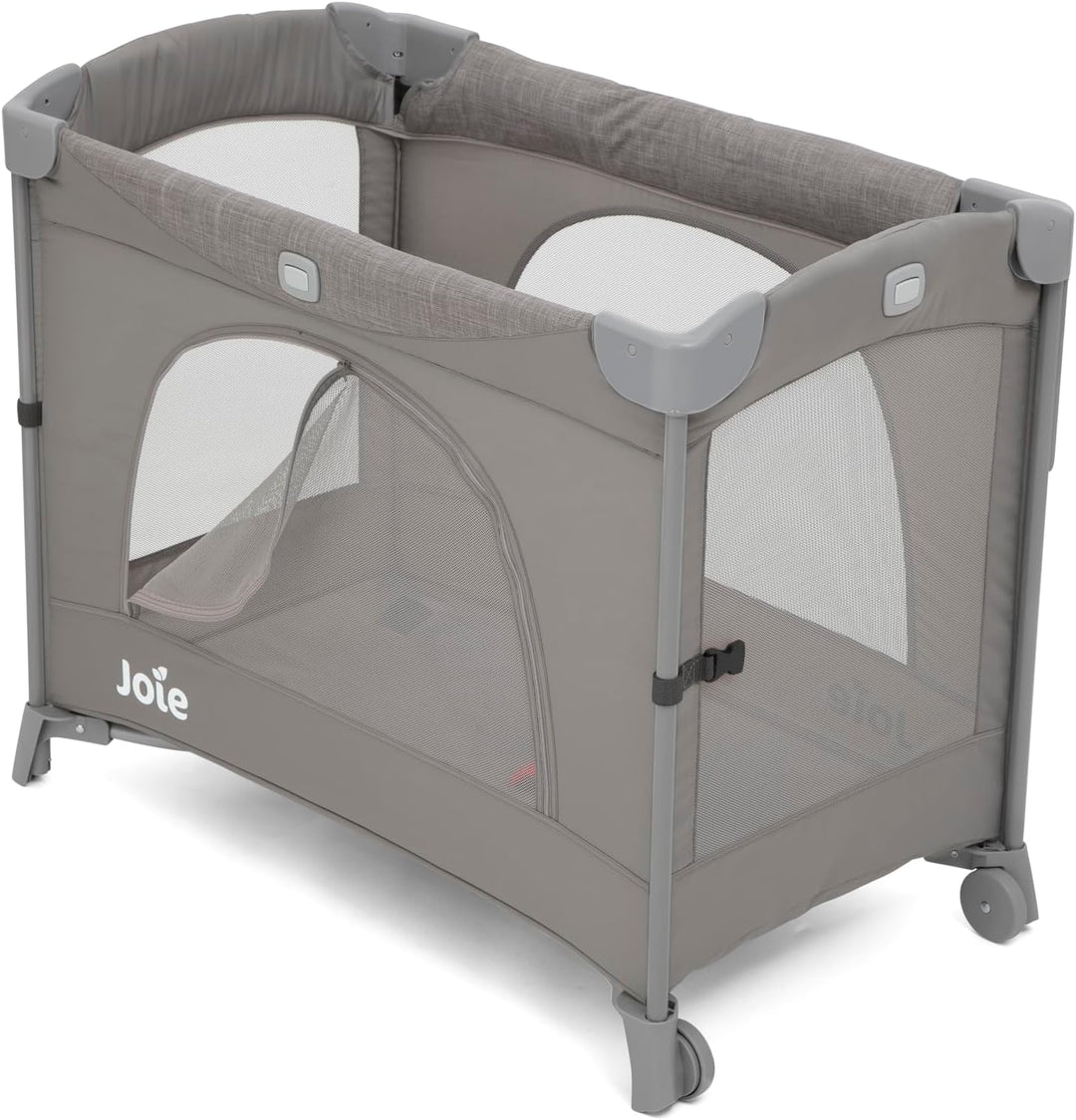 Joie Kubbie™ Sleep Reisebett, 2-in-1 Beistellbett, absenkbare Seite, herausnehmbarer Einsatz, kompak