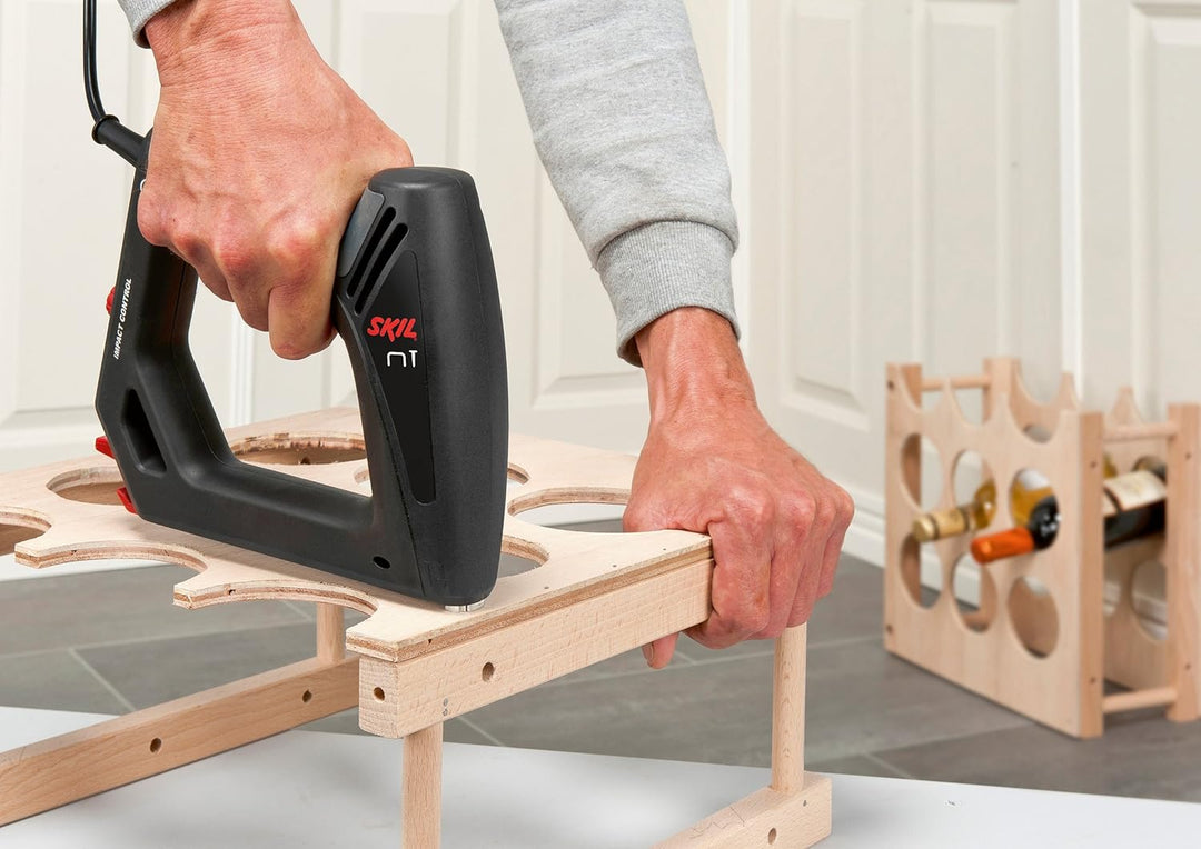 Skil 8200 AA Elektrotacker (mit Softgrip und Schlagkraftregulierung; Kapazität: 100 Klammern, 80 Näg