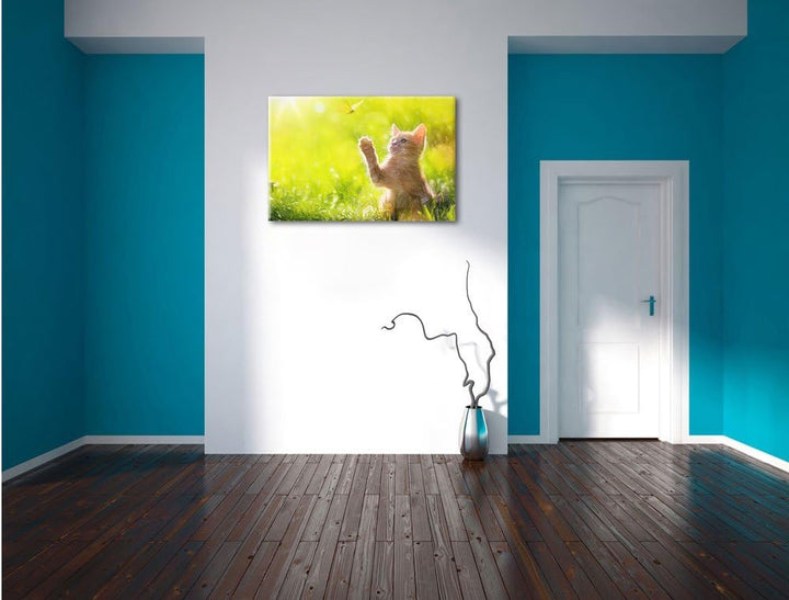 Pixxprint Kätzchen jagt Schmetterling Kunst Buntstift Effekt, Format: 100x70 auf Leinwand, 100x70