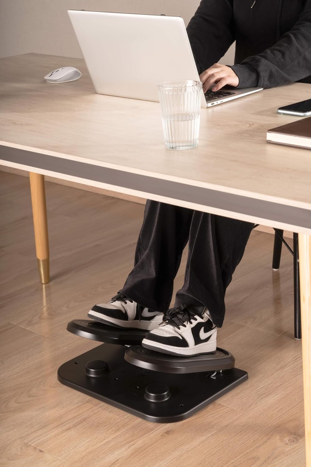 Hocker mit Stepperfunktion - Fussstütze unter dem Schreibtisch