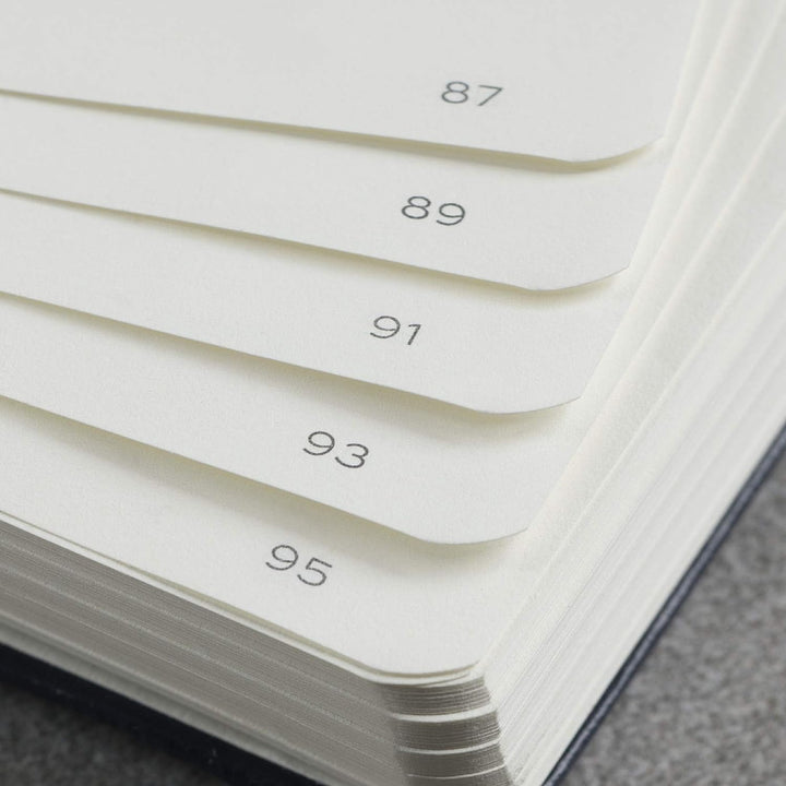 LEUCHTTURM1917 359868 Notizbuch Master Classic (A4+) Hardcover, 235 nummerierte Seiten, Marine, kari