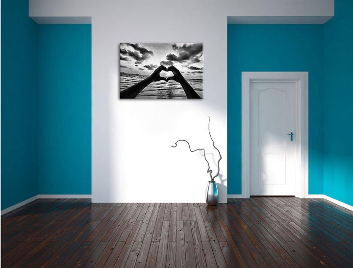 Pixxprint Monocrome, Mit Händen geformtes Herz am Meer, Format: 100x70 auf Leinwand, 100x70