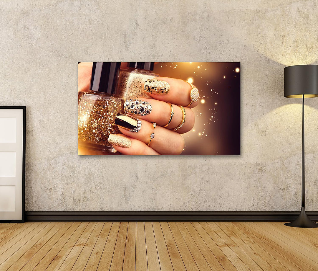 islandburner Bild auf Leinwand Goldene Maniküre Mit Edelsteinen Und Funkelt Eine Flasche Nagellack T