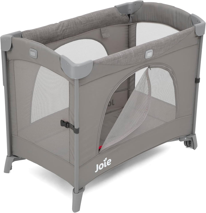 Joie Kubbie™ Sleep Reisebett, 2-in-1 Beistellbett, absenkbare Seite, herausnehmbarer Einsatz, kompak