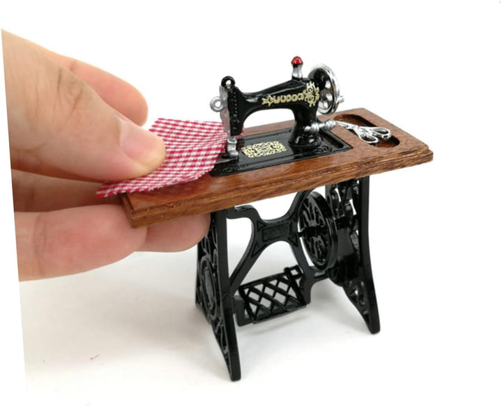 Supvox Mini Nähmaschine Dekoration für Puppenhaus Miniatur Wohnaccessoire Deko für Mini Hausmodelle