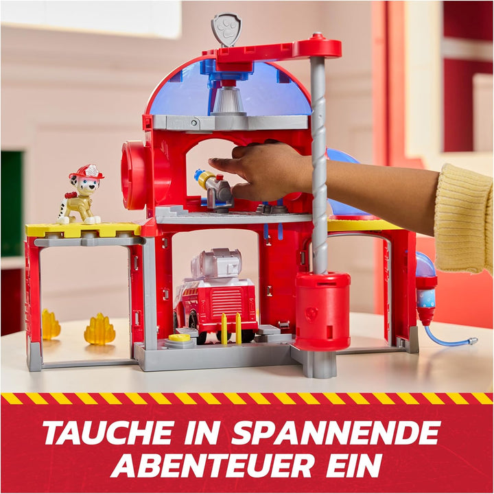 PAW PATROL – Fire Rescue Feuerwehr-Station mit Licht- und Soundeffekten, Wasserkanone, Rutschstange