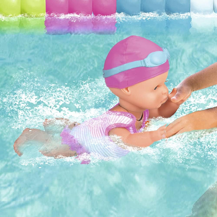 NENUCO - Schwimmende Puppe | Bewegt Beine im Wasser, Wasserbeständig, Inklusive Schwimmring - Für Ki