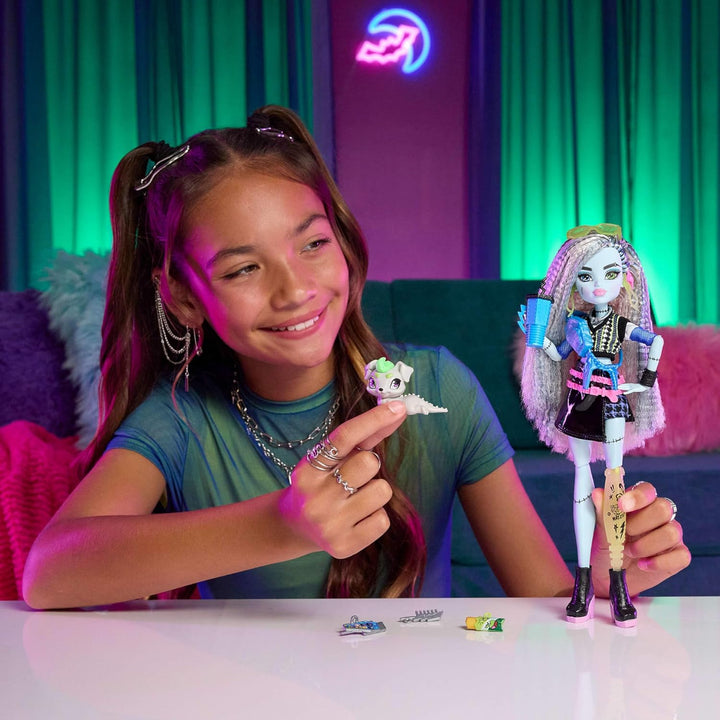 Monster High-Puppe, Frankie Stein in bauchfreiem Pullover und schwarzem Lederrock mit Hund Watzie un