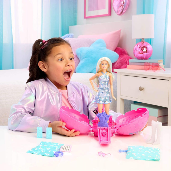 Barbie Team Roll & Reveal Popstar-Puppe und Zubehörteile mit Blonder Modepuppe, 8 Überraschungen und