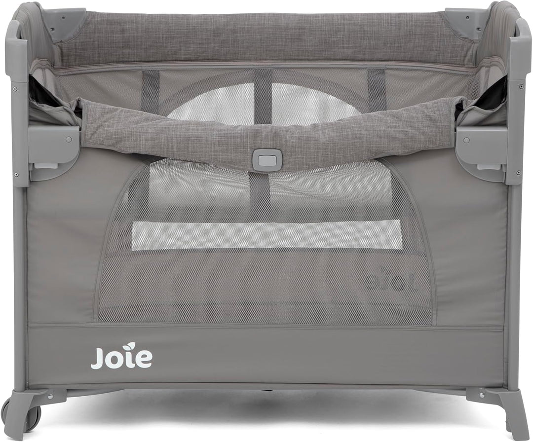 Joie Kubbie™ Sleep Reisebett, 2-in-1 Beistellbett, absenkbare Seite, herausnehmbarer Einsatz, kompak