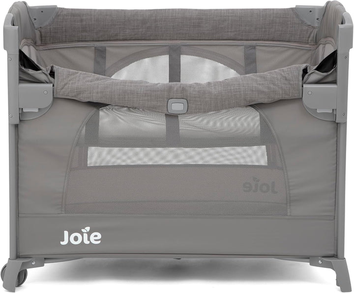 Joie Kubbie™ Sleep Reisebett, 2-in-1 Beistellbett, absenkbare Seite, herausnehmbarer Einsatz, kompak