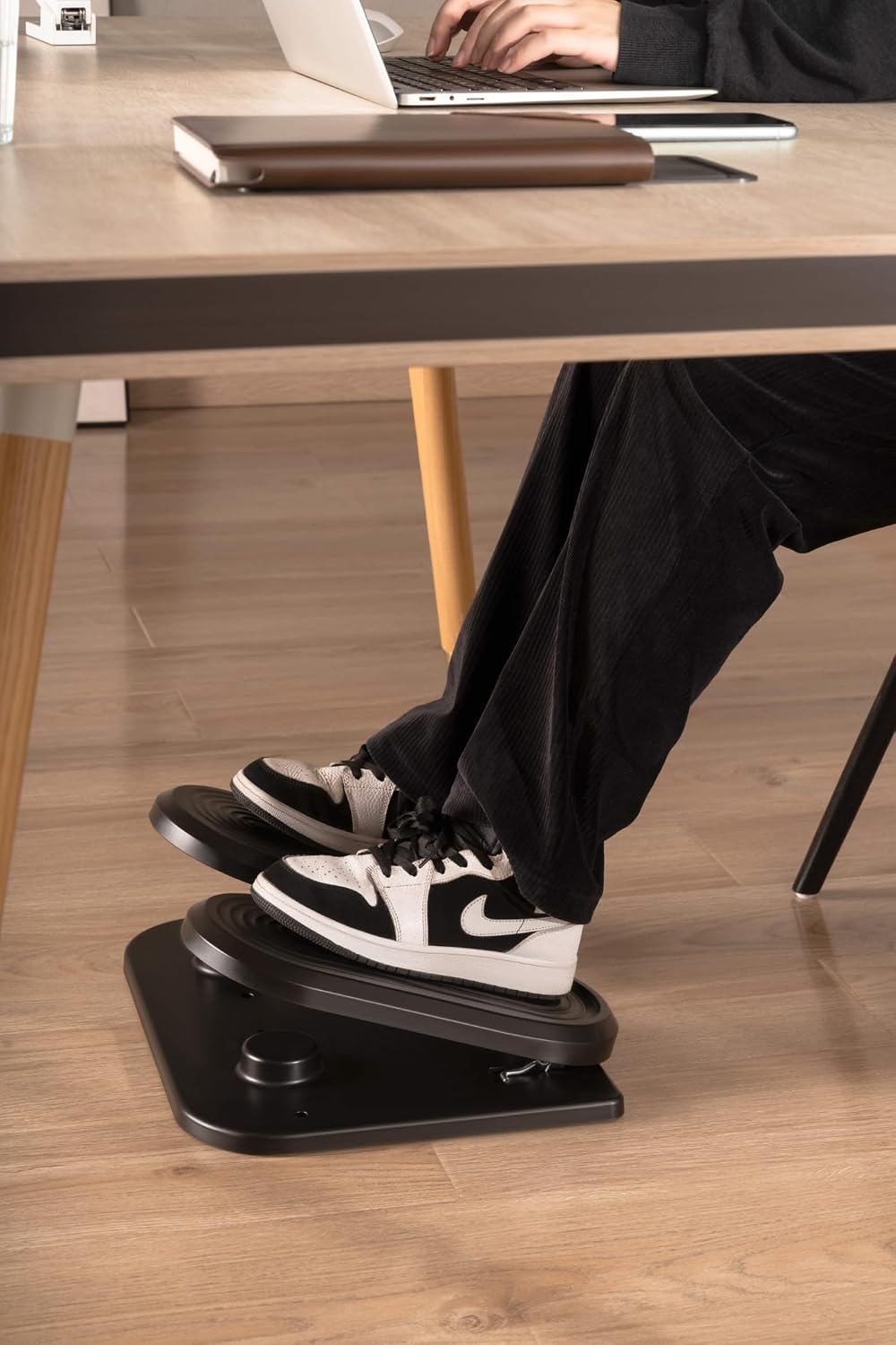 Hocker mit Stepperfunktion - Fussstütze unter dem Schreibtisch