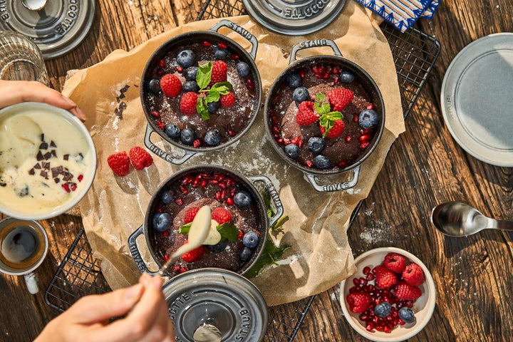 STAUB Gusseisen Mini Cocotte, Rund 12 cm, 0,25 L, Aromaregen Funktion, Für alle Herdarten geeignet,