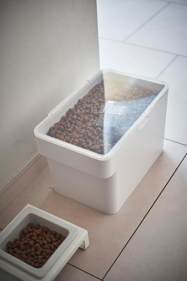 YAMAZAKI TOWER 5611 Behälter für Tierfutter mit Messbecher, Weiss, 6L, Trockenfutter: ca. 3,5kg, ABS