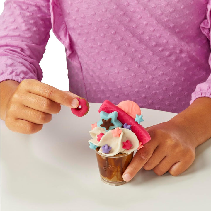 Play-Doh Kitchen Creations Knetspass Café, Café-Spielset mit 20 Accessoires und 8 Dosen zweifarbige