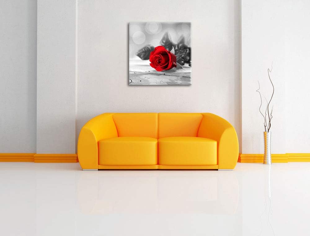 Pixxprint schöne Rose auf altem Holztisch schwarz/weiss, Format: 70x70 auf Leinwand, 70x70