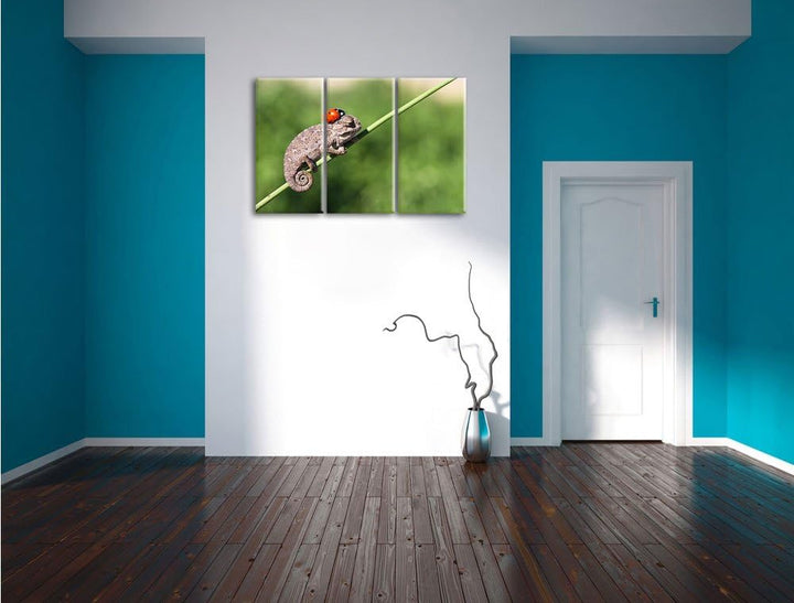Pixxprint Süsser Gecko mit einem Marienkäfer als Leinwandbild | Grösse: 3 Teilig (120x80) | Wandbild