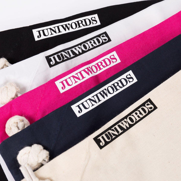 JUNIWORDS Turnbeutel - Wähle ein Motiv & Farbe - "Evolution Schlagzeug" (Beutel: Marine Blau, Motiv: