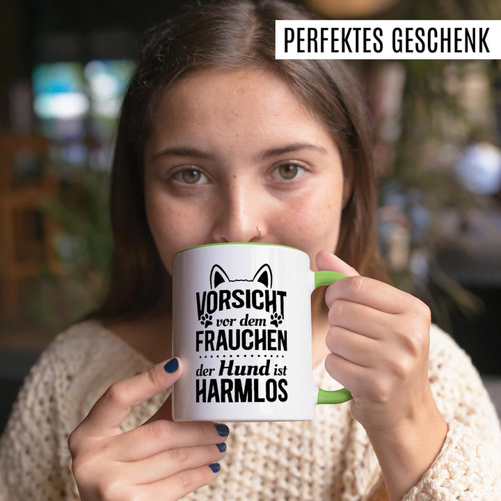 Tasse Frau Geschenk – Vorsicht vor dem Frauchen, der Hund ist harmlos – Kaffeetasse 330ml aus Kerami