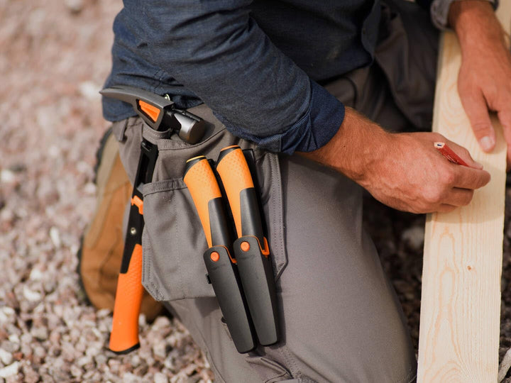 Fiskars Universalmesser inklusive Holster mit integriertem Messerschärfer, Gesamtlänge: 21,5 cm, Sch