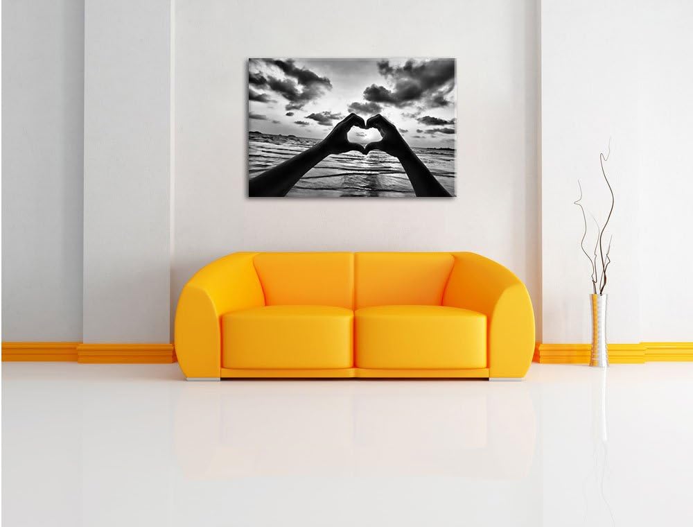 Pixxprint Monocrome, Mit Händen geformtes Herz am Meer, Format: 100x70 auf Leinwand, 100x70