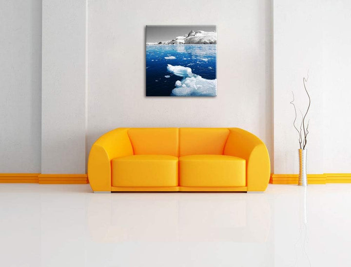 Pixxprint Eisbrocken im blauen Meer der Arktis schwarz/weiss, Format: 70x70 auf Leinwand, 70x70