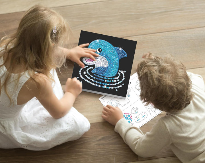Kitfix - Sequin Art® 60 - Delfin - Paillettenbild für Kinder- 20 x 20cm - 60min Bastelprojekt - Bast